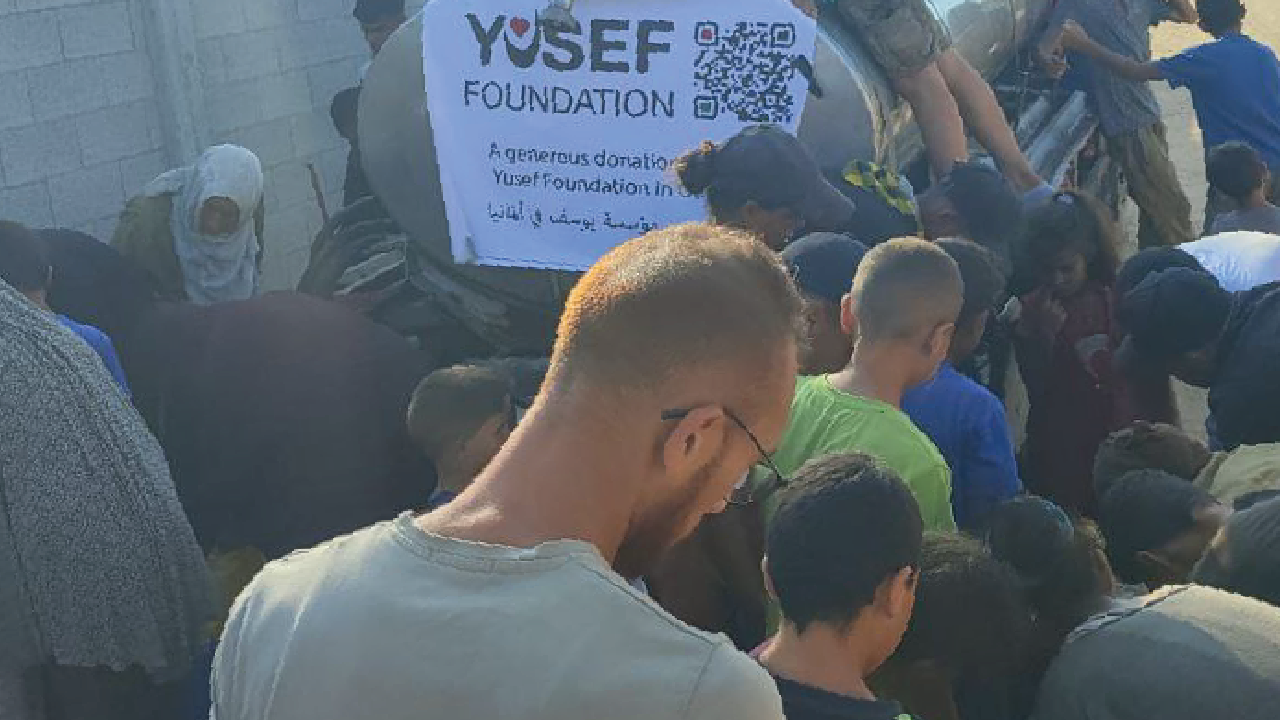 Freiwillige versorgen Bewohner von Flüchtlingscamps in Gaza-City mit sauberem Trinkwasser.