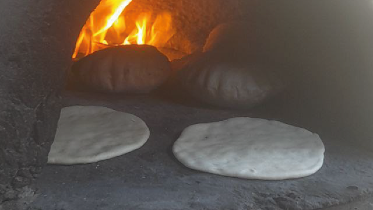 Helfer verteilen frisch gebackenes Brot an Familien, um ihre Grundversorgung zu sichern.
