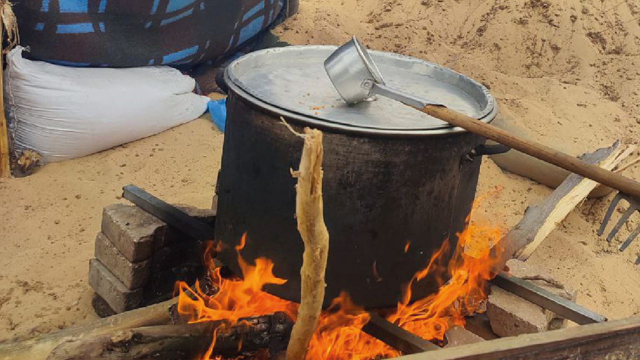 Ein Kochtopf mit Bohnen- und Linsensuppe, die an Familien in Gaza verteilt wird.