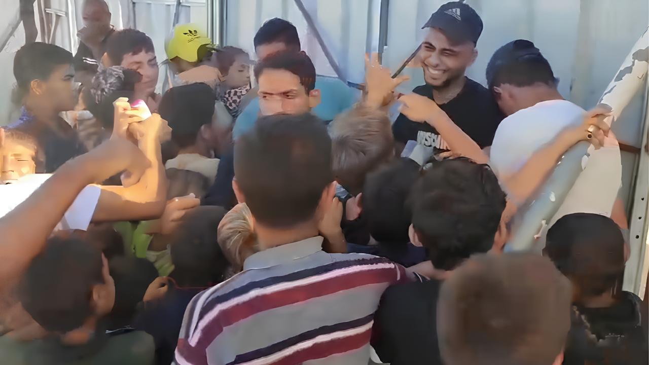 Helfer übergeben diverse Lebensmittel an Menschen in Gaza.